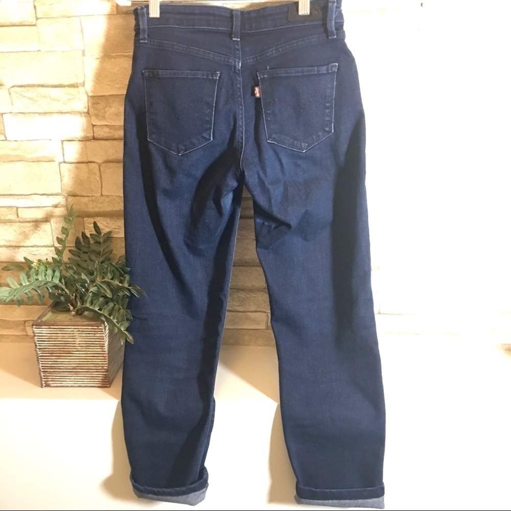 High rise LEVI Jeans in dark wash 💙✨